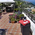 Mit Privatem Balkon Sowie Meer- Und Gebirgsblick Im Modernen Stil Lejlighed *