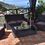 Mit Privatem Balkon Sowie Meer- Und Gebirgsblick Im Modernen Stil